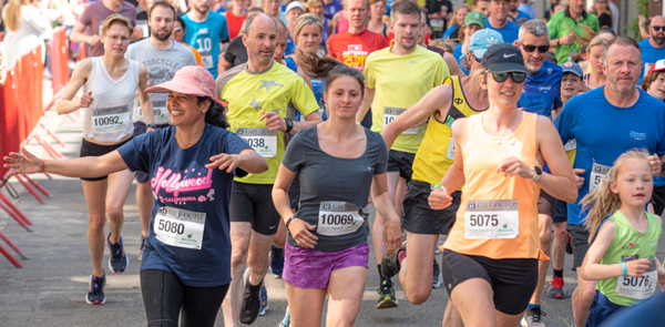 Veel lopers vlak na het startschot van de Sint-Andriesrun
